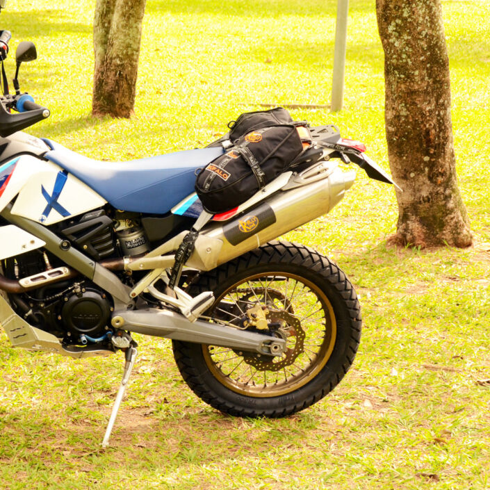 Bolsa para trilha de moto Búfalo Rally Rider - montada na moto proporção