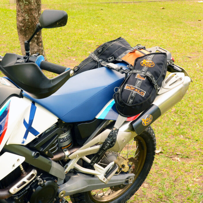 Bolsa para trilha de moto Búfalo Rally Rider - montada na moto, traseira, ângulo diagonal