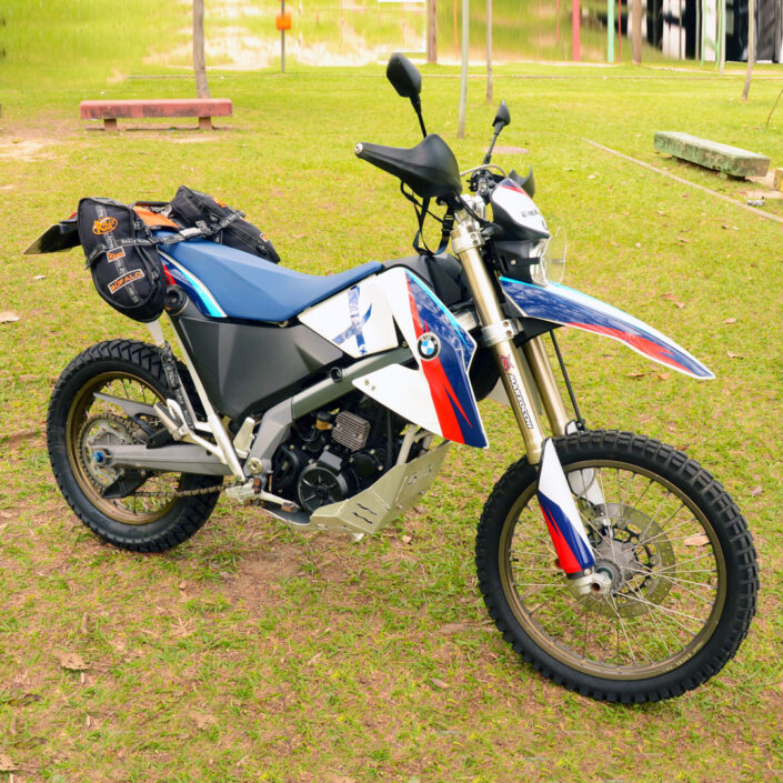 Bolsa para trilha de moto Búfalo Rally Rider - montada na moto v2