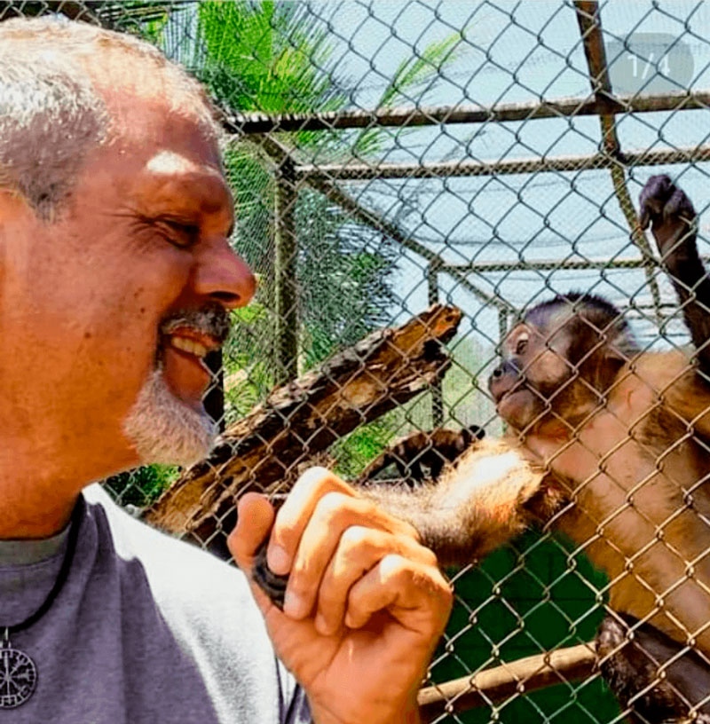 Marcello Rally Rider e o Macaco Prego na associacao animal care