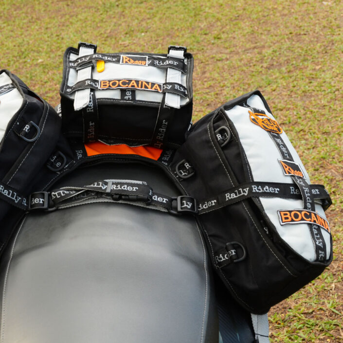 Detalhe Bolsa para Motoadv Bocaina - montada na moto Silver Black