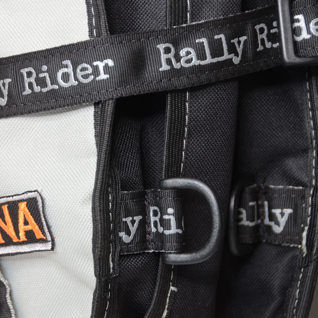 Detalhe do fecho Bolsa para Motoadv Bocaina - montada na moto Silver Black